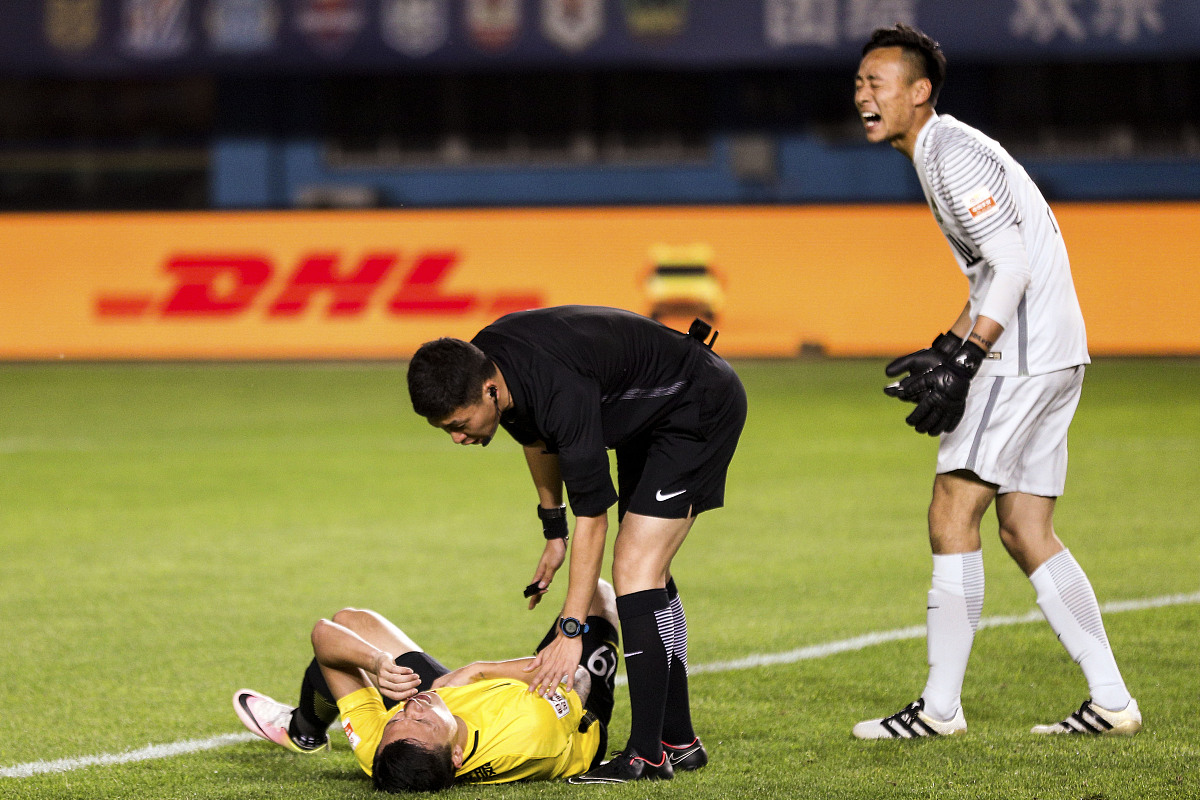 关于里昂后卫因伤倒下,球队战力受影响的信息 关于里昂后卫因伤倒下,球队战力受影响的信息