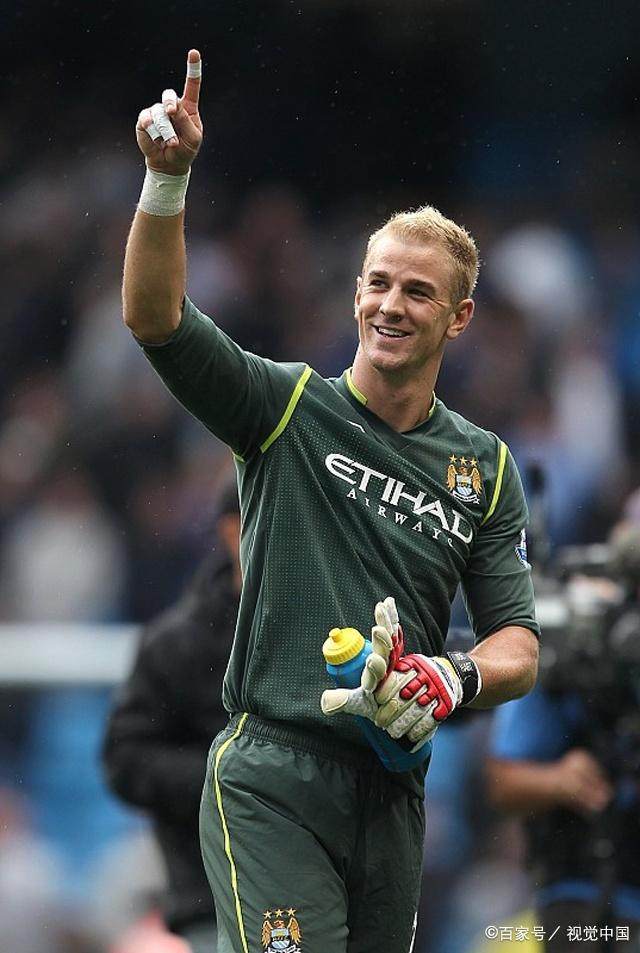 包含双胞胎足球运动员被爆性别认同问题，受到质疑的词条