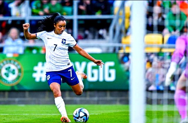 法国女足队险胜澳大利亚女足