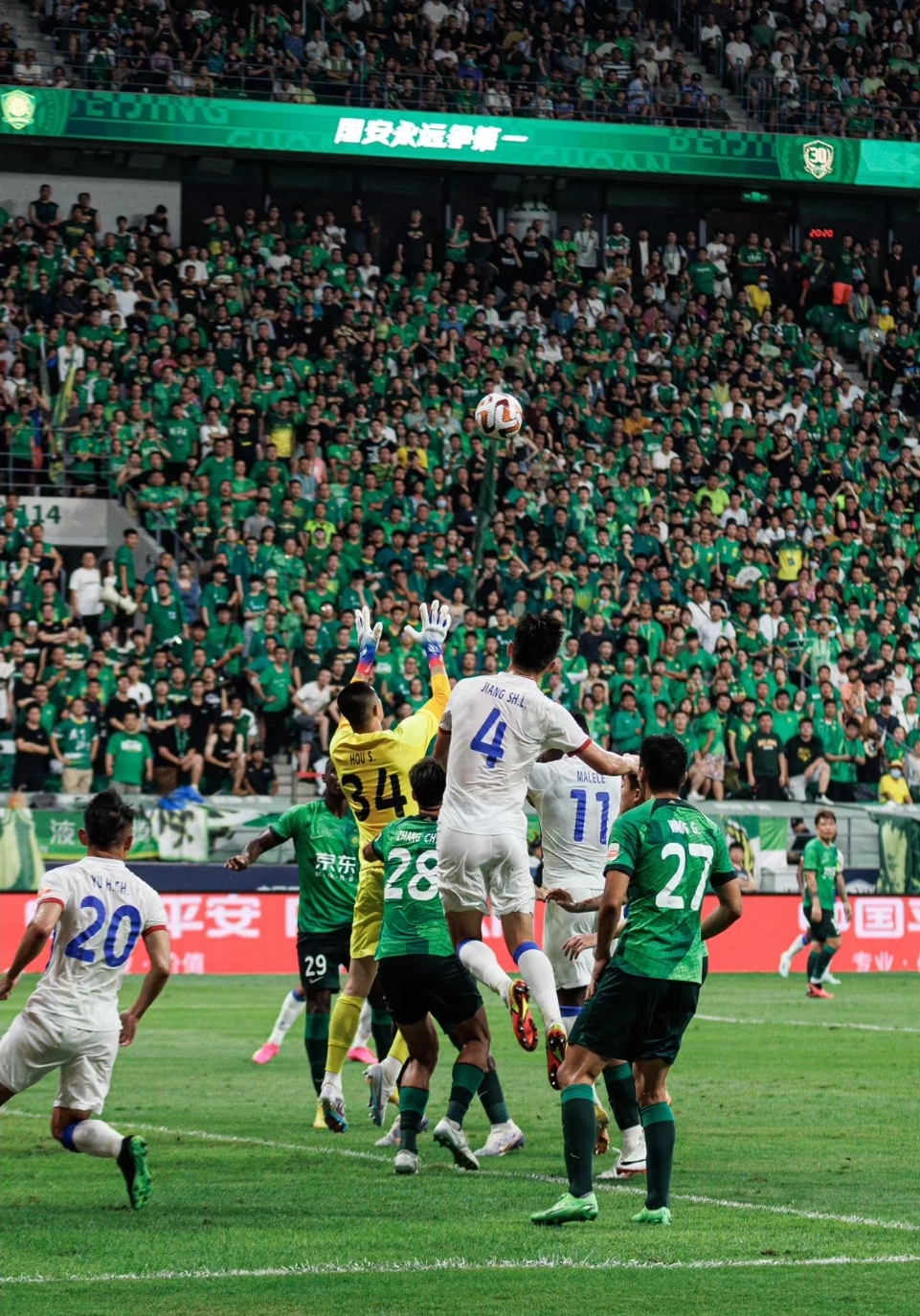 皇马禁区进攻密集，欲攻破对手防线取胜