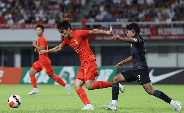 亚洲足球比赛频频上演悬念战，球迷心跳加速的简单介绍