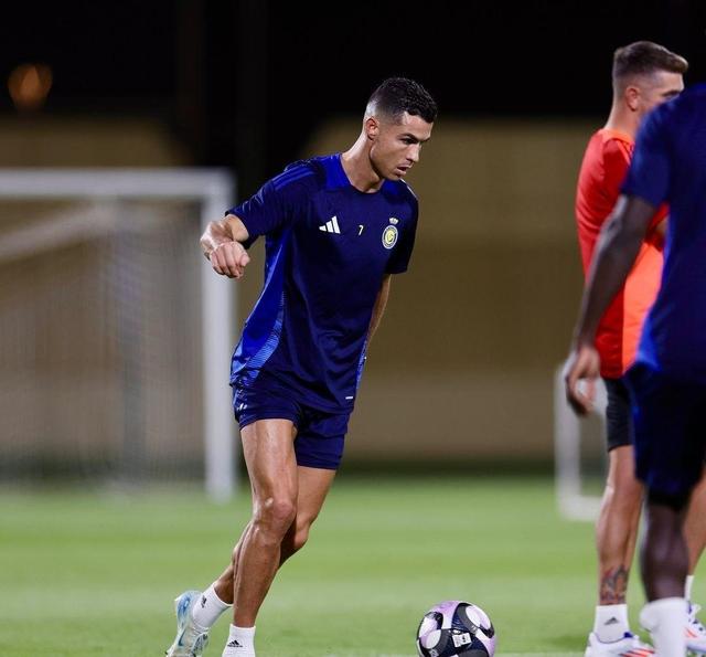 足球明星在社交媒体上分享了他们的日常生活