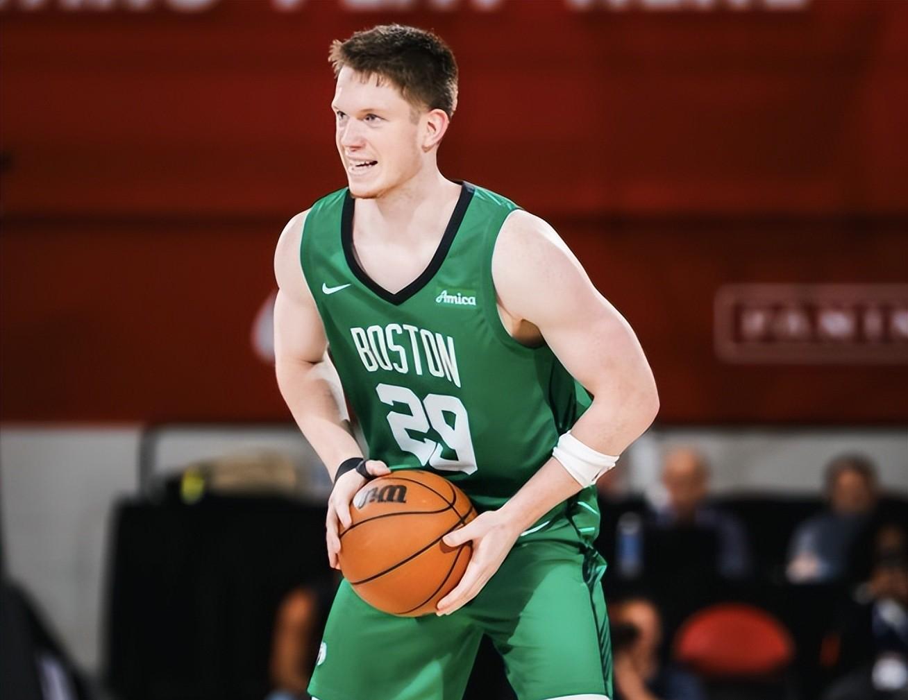 凯尔特人完胜马刺，张镇麟惊艳四座的简单介绍