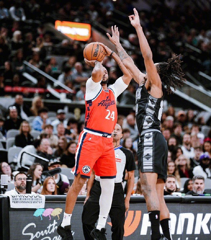 雷霆碾压火箭，伦纳德统治全场的简单介绍