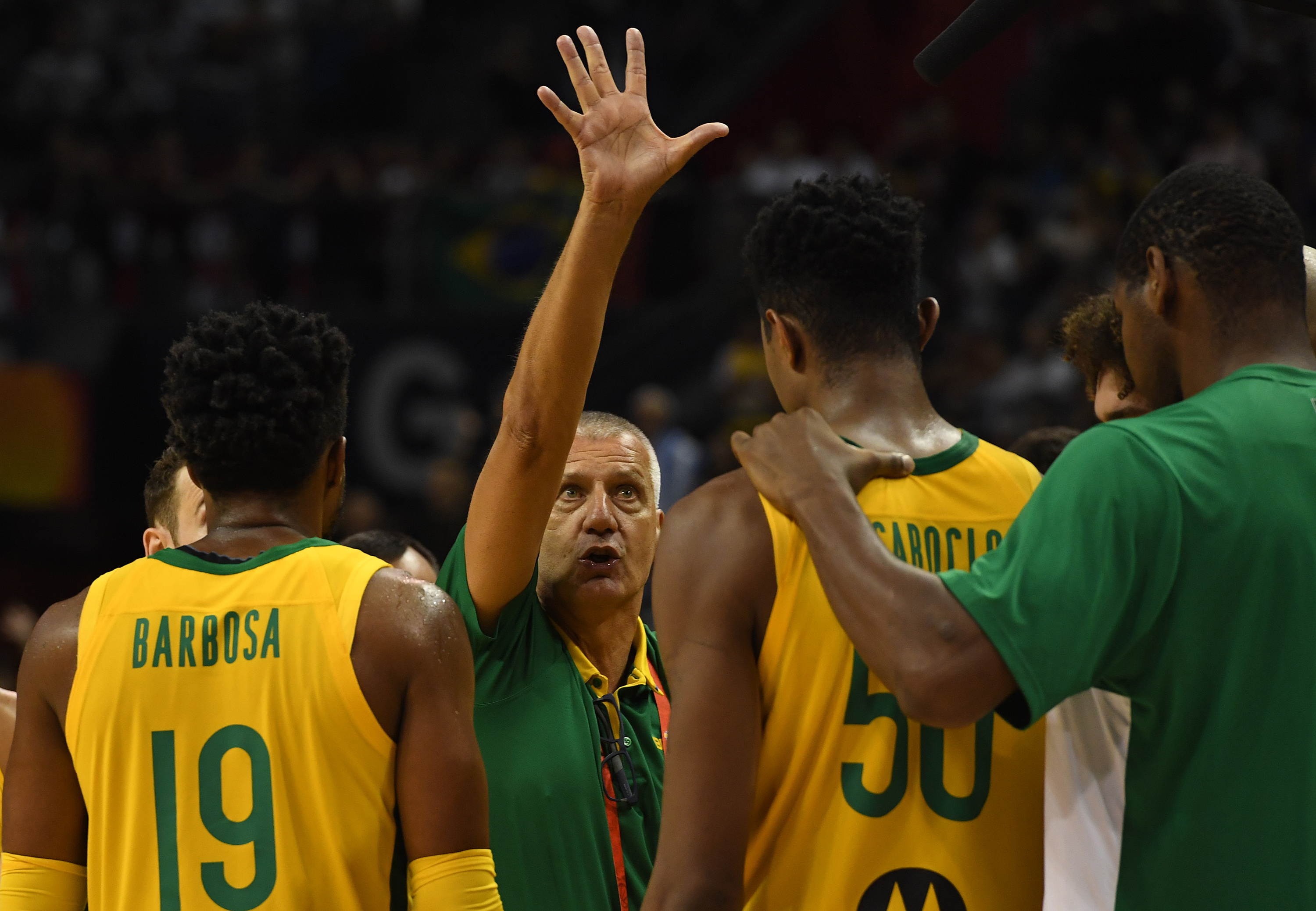 希腊翻盘巴西，加维带队取胜