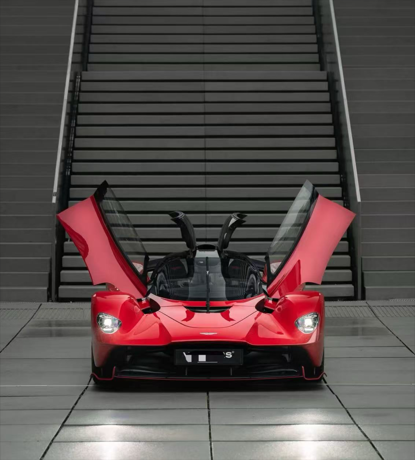 阿斯顿马丁翻盘法拉利，维斯塔潘惊艳四座的简单介绍