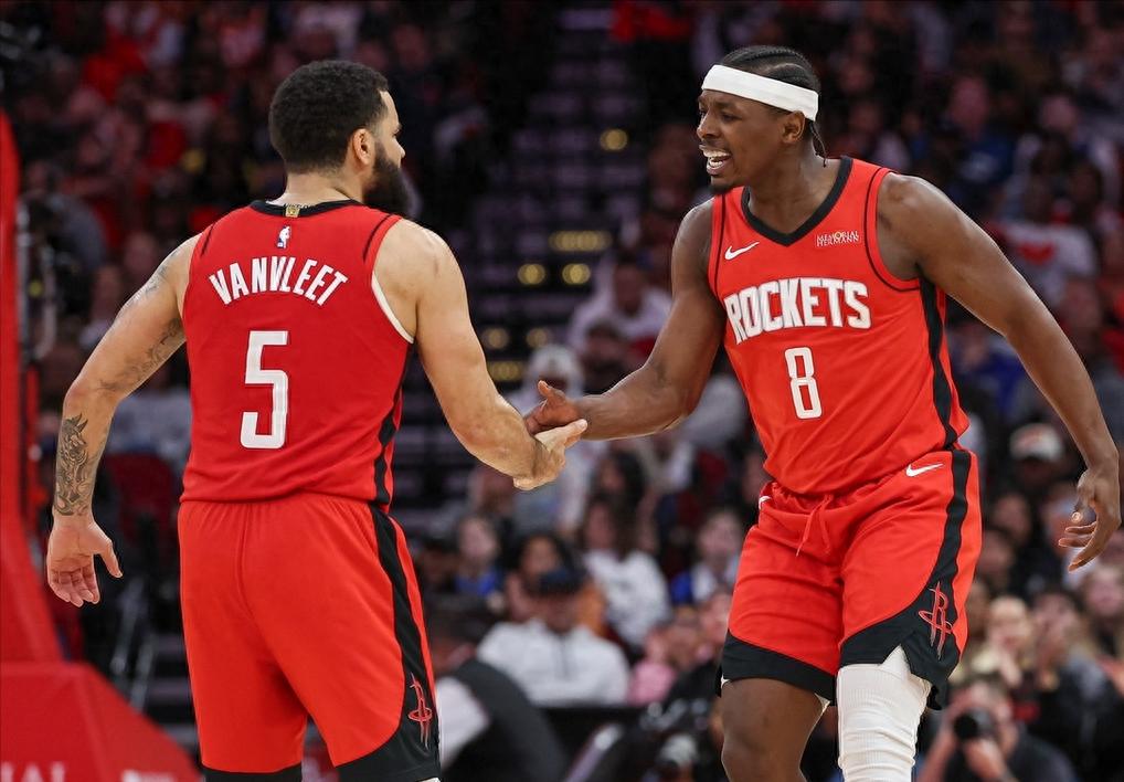 火箭碾压雄鹿，范弗利特统治全场