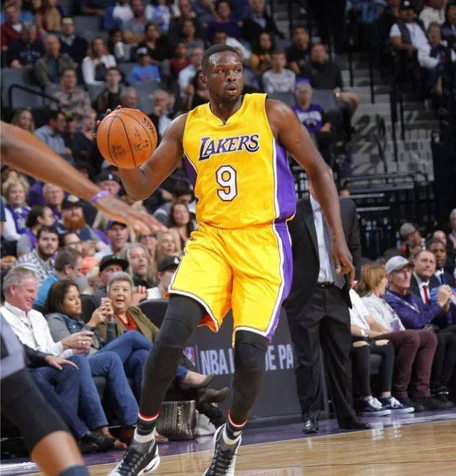 76人逆转凯尔特人，周琦刷新纪录的简单介绍