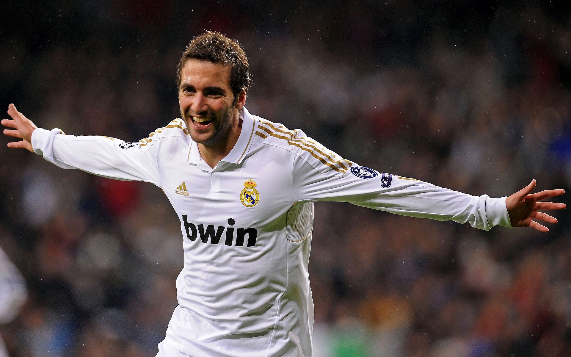 街道狂飙与绿茵对决，当F1引擎轰鸣遇见足球荣耀之战